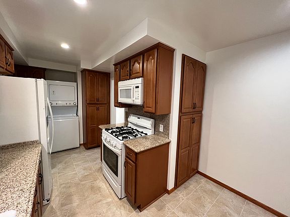 3rd image of 2552 N Buena Vista St