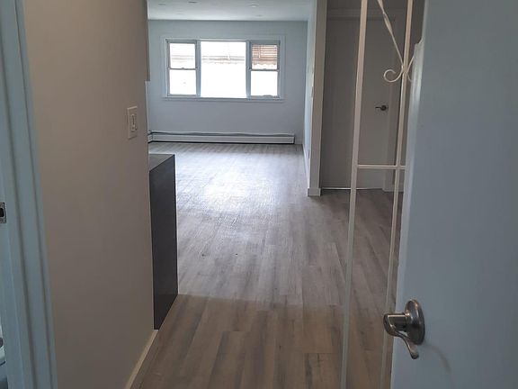 5th image of 410 Screvin Ave #2
