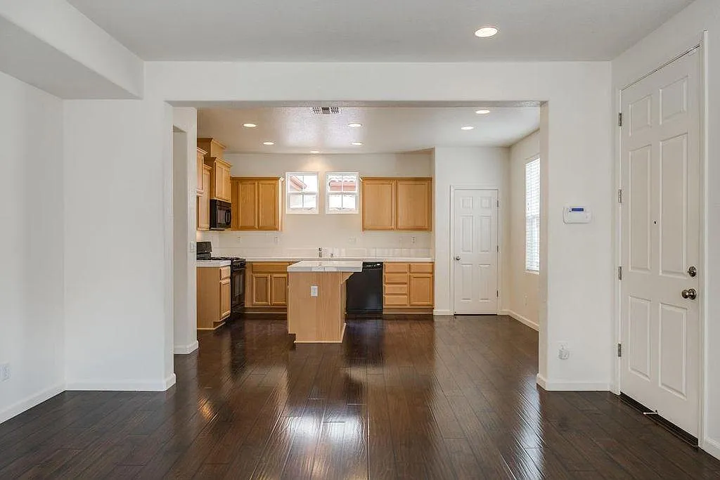 3 bed, 1856 sqft, $2,945 — Photo 3