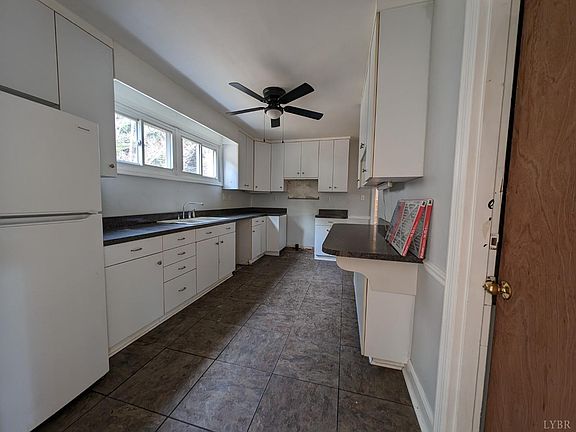 4th image of 3212 Leslie St