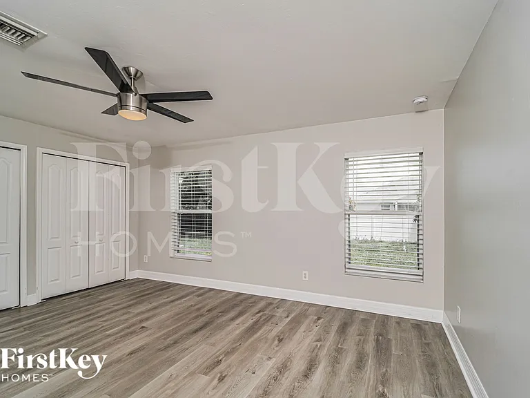 629 NE Juanita Ct — Photo 8