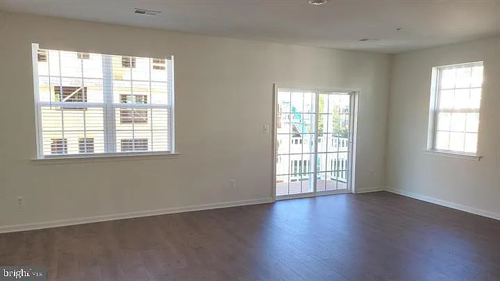 3 bed, 2.5 bath, 2300 sqft, $3,000 — Photo 3
