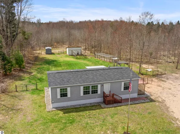 14141 Woods Trl, Thompsonville, MI 49683