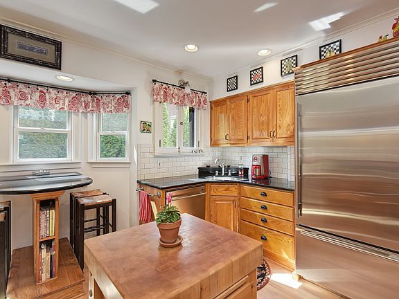 5th image of 819 E Beaumont Ave