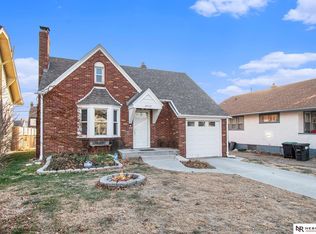 2433 Whitmore St, Omaha, NE 68112