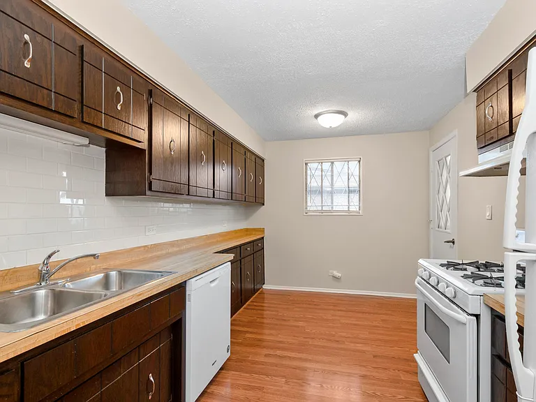 13616 Lamon Ave #411 — Photo 11