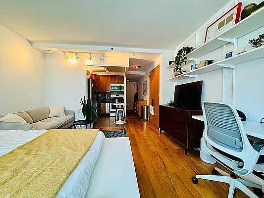 4th image of 196 Stanton St APT 3L