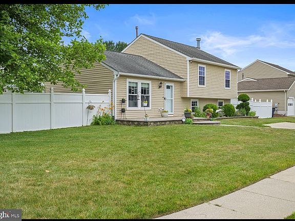 5th image of 204 Lomond Rd