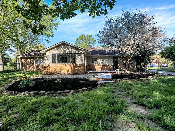 4th image of 9803 Lakewood Dr W