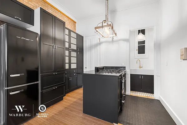 Rented by Warburg | media 10