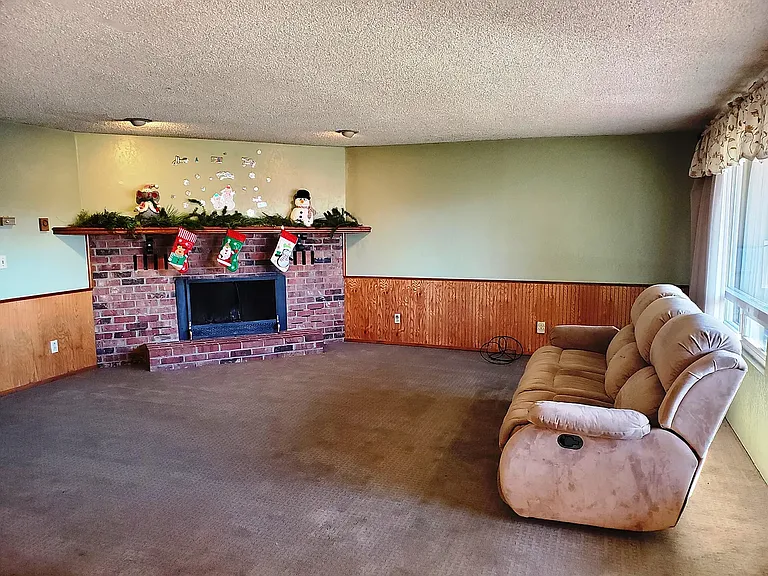 NE Foothill Blvd — Photo 2