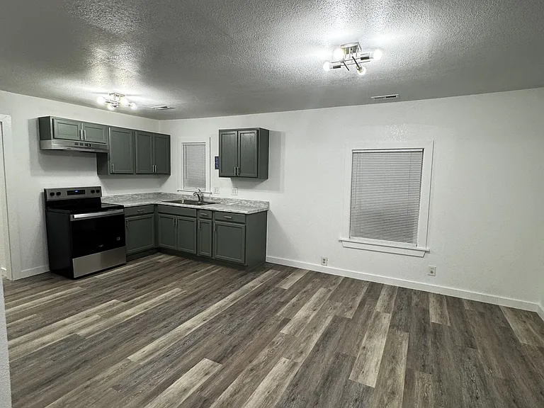 308 E Greeley St — Photo 6