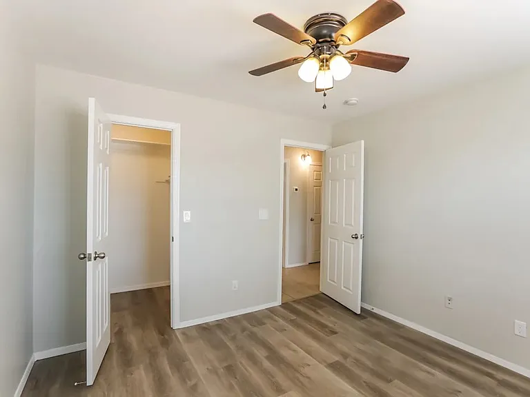 407 E Fremont Dr — Photo 3