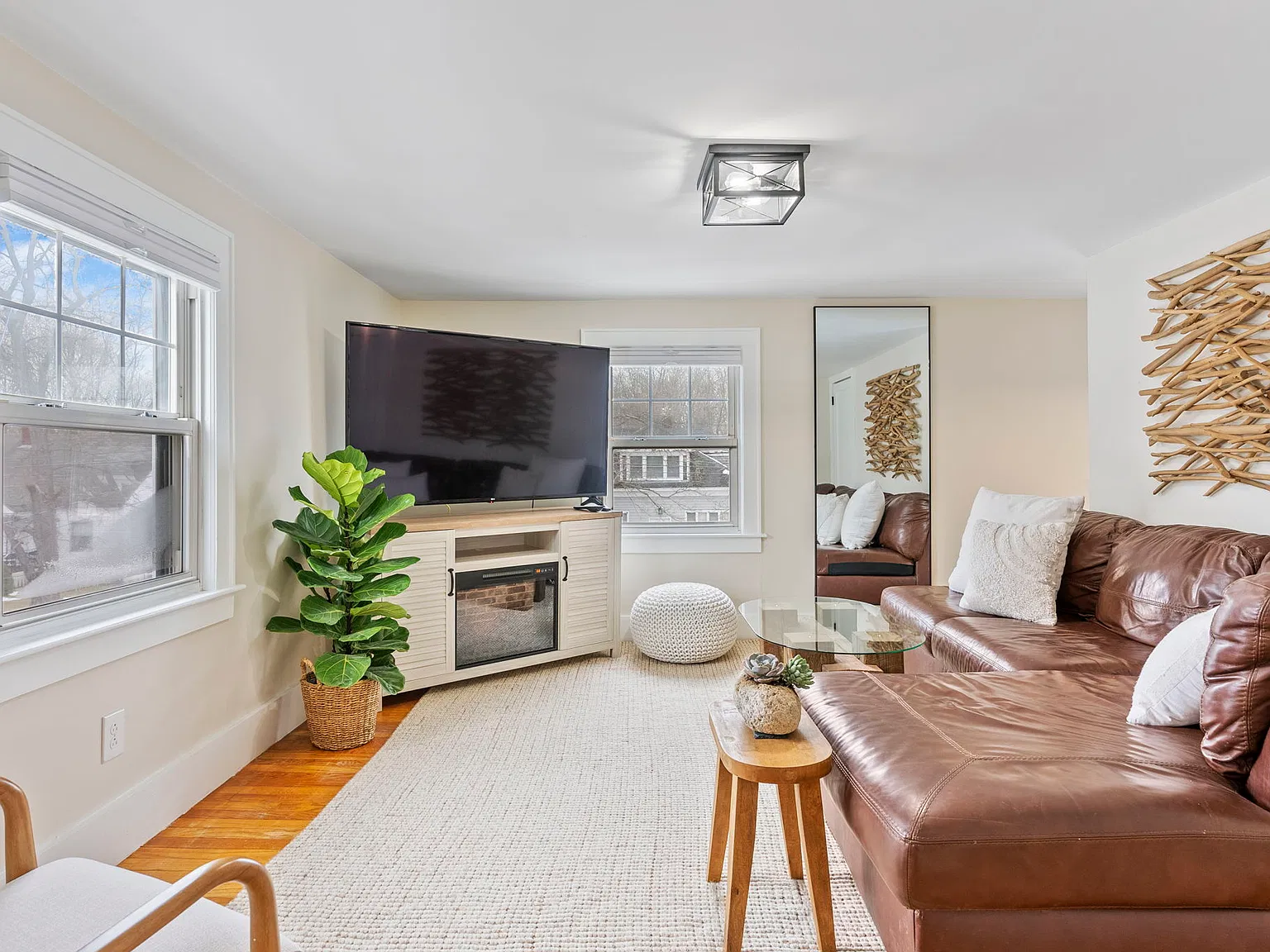 2 bed, 700 sqft, $2,600 — Photo 2