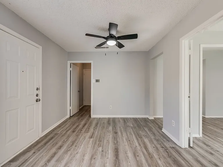 2814 Meadow Park Dr — Photo 2