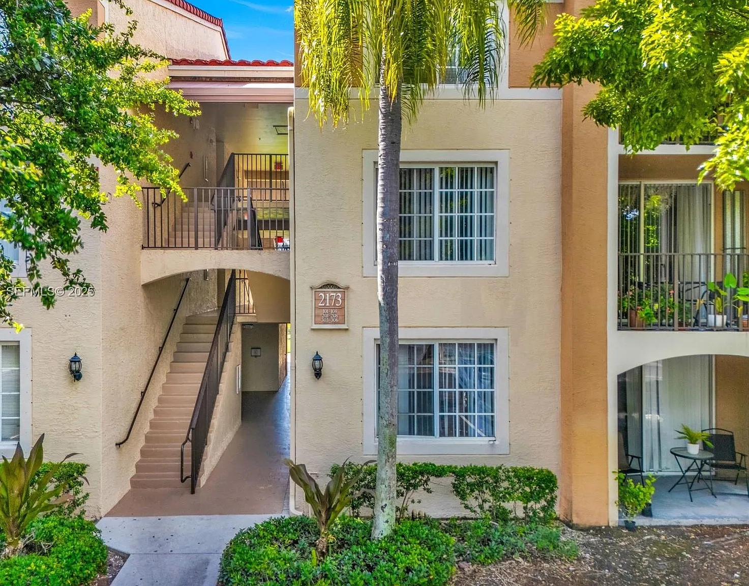 2 bed, 966 sqft, $2,200 — Photo 1
