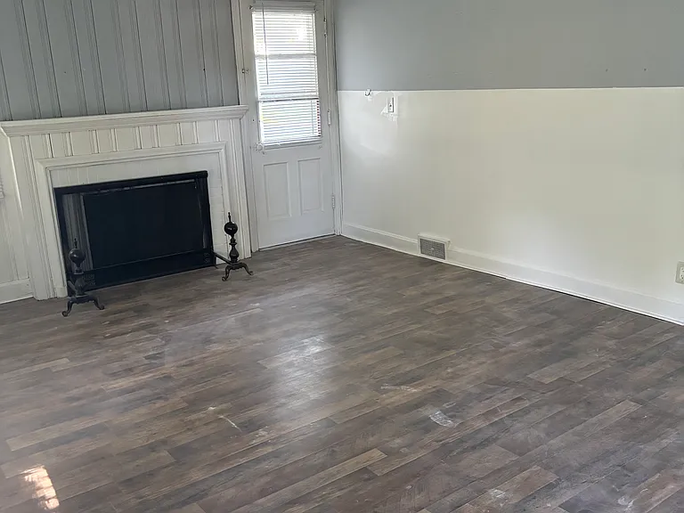 2111 E East Ln — Photo 7