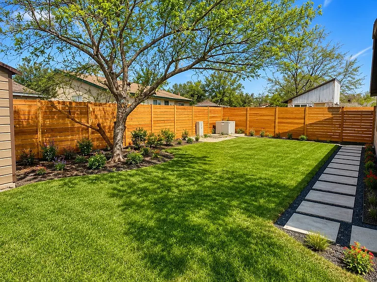 11004 Jordan Ln — Photo 21