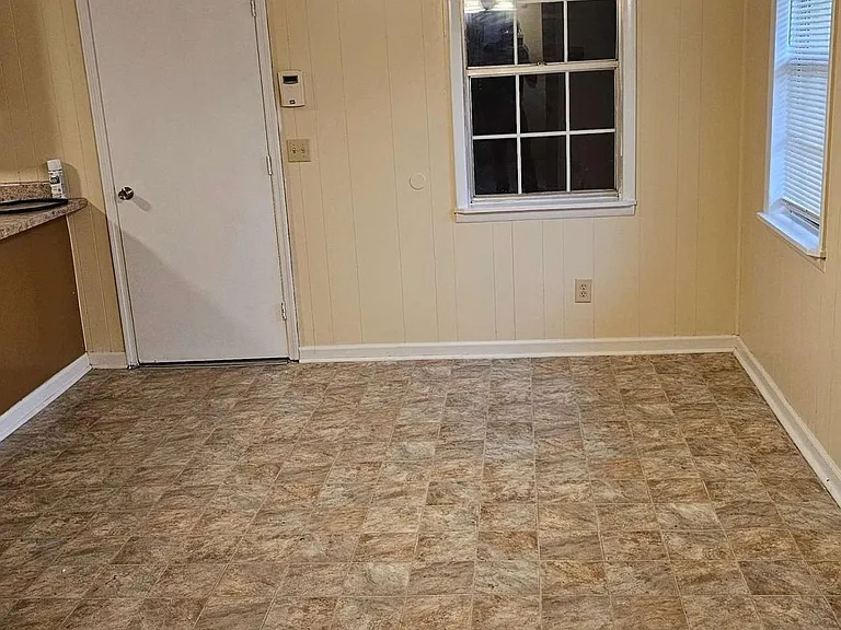 412 Vienna Cir — Photo 2