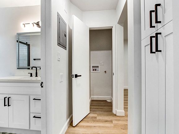 3rd image of 514 N Hayworth Ave APT 105