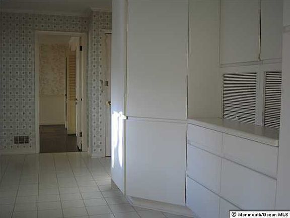 3rd image of 6 Broadmoor Dr