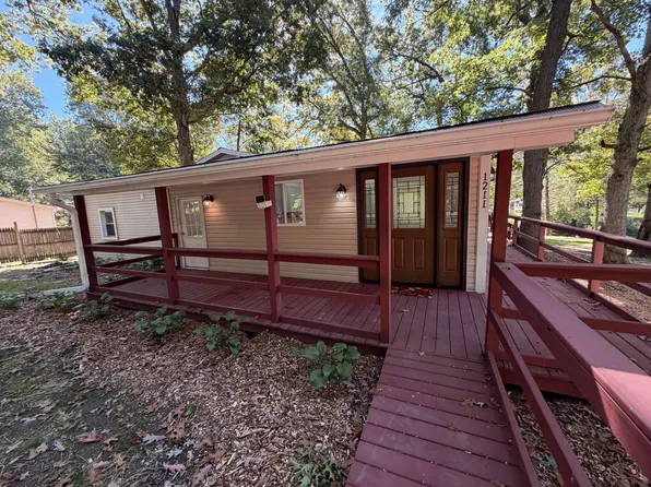 1211 N Blossom Lake Dr, Colon, MI 49040