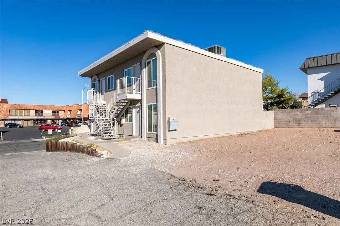 2 bed, 1.0 bath, 2960 sqft, $1,100 — Photo 3