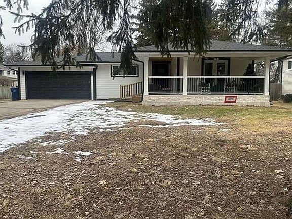 3rd image of 22W574 Sycamore Dr