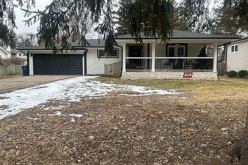 1st image of 22W574 Sycamore Dr