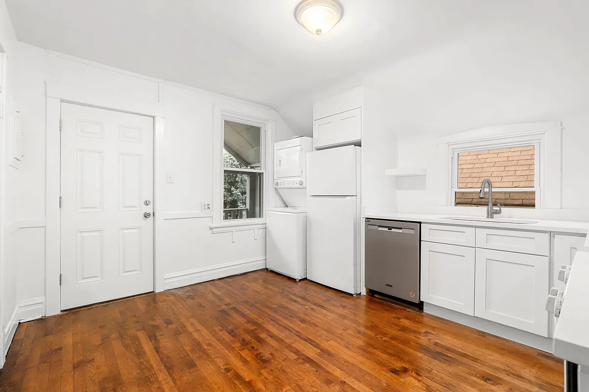Building Photo - 2829 N Sacramento Ave #2