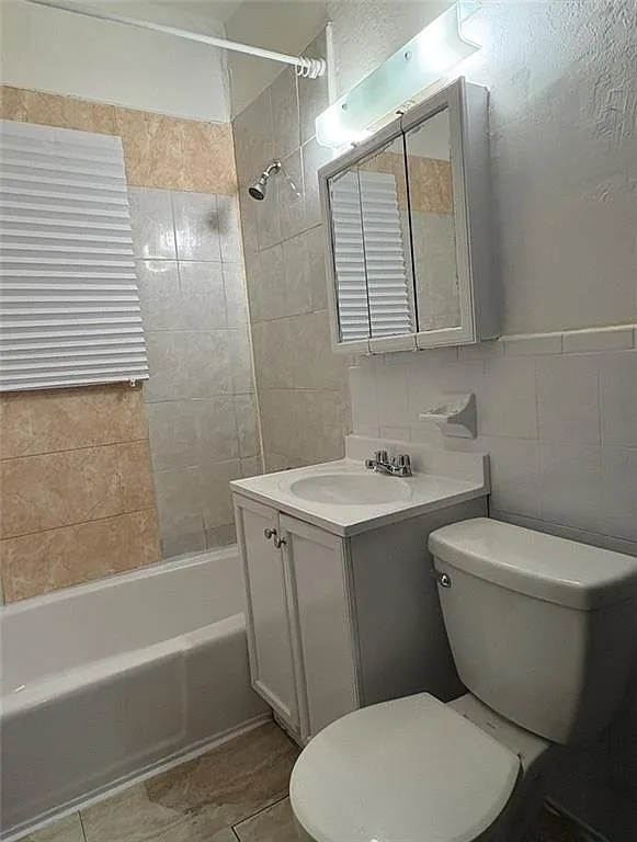 2 bed, 700 sqft, $2,400 — Photo 4