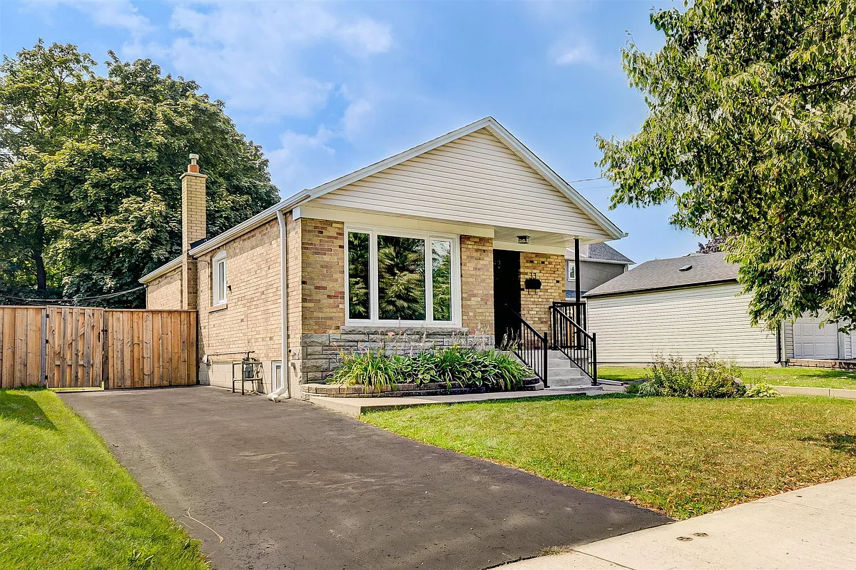Building Photo - 33 Mendip Cres