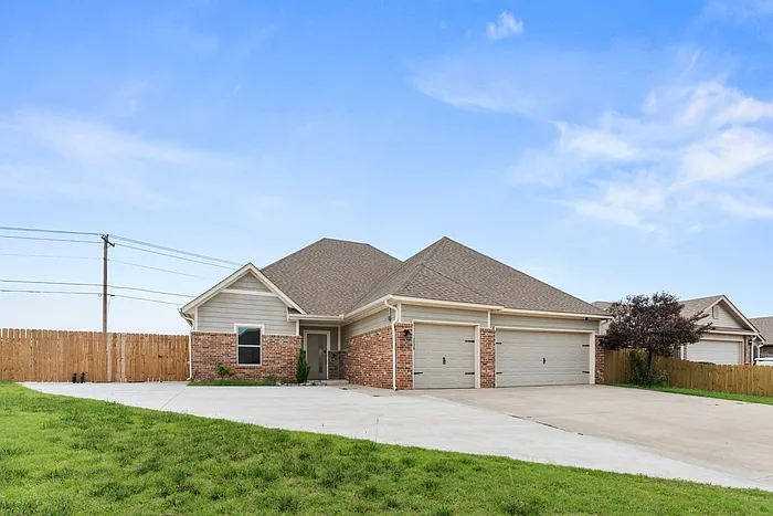 1200 Ridgeway Dr — Photo 1