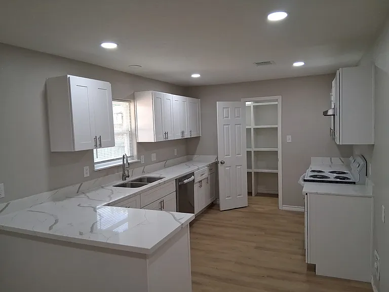 3411 Oleander Ave — Photo 2