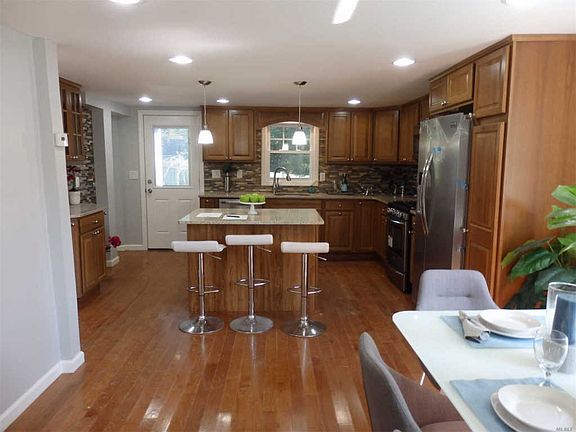 3rd image of 105 Lee Ave