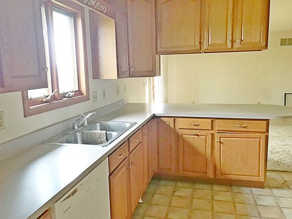 5th image of 207 E 4th St