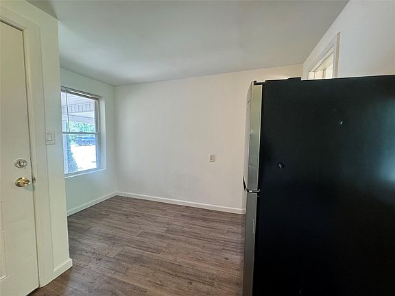 4th image of 507 Lakeville Rd APT 9