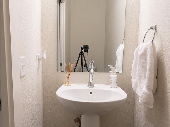 3rd image of 2827 Manor Rd #4101