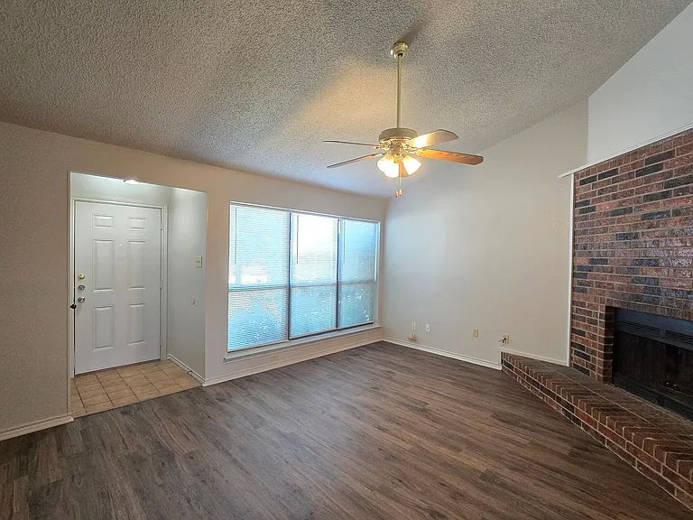 906 Meadow Cir N — Photo 2