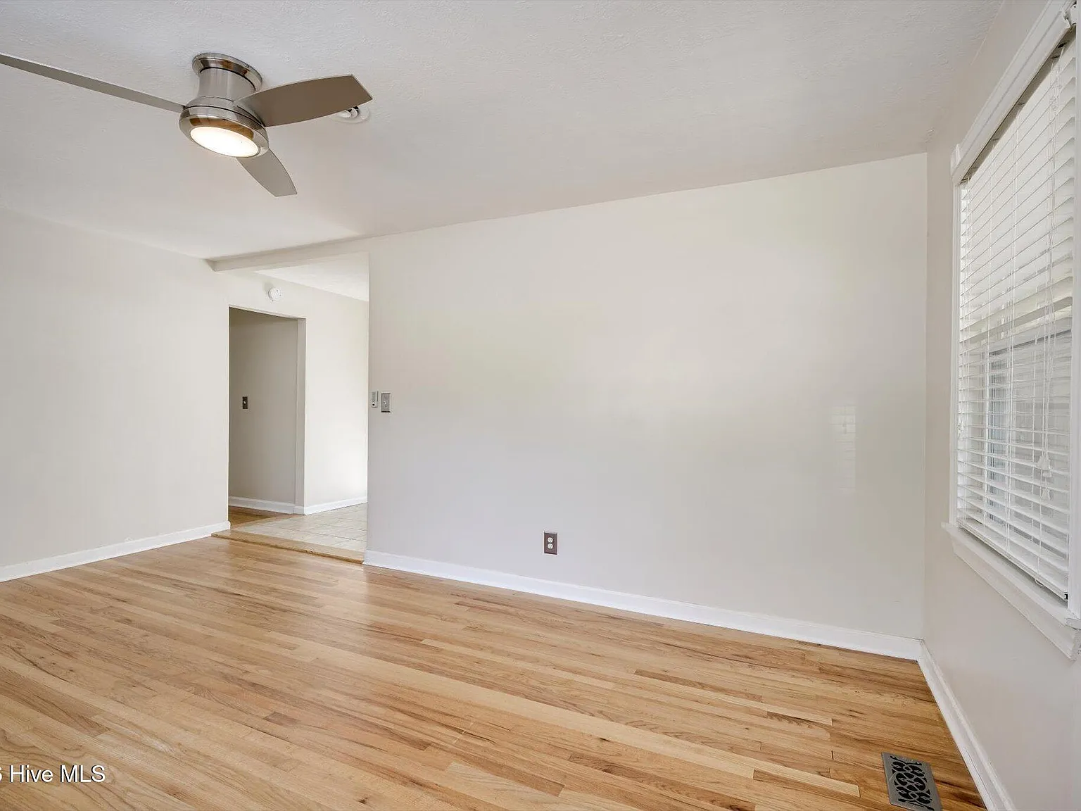 4 bed, 1.5 bath, 1300 sqft, $1,800 — Photo 4