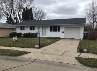 4634 Candlelight Dr, Davenport, IA 52806