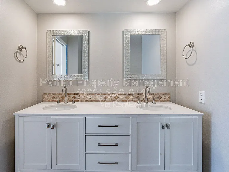 110 W Seldon Ln — Photo 28