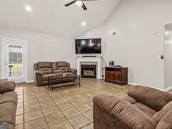 3rd image of 1801 Stroud Rd