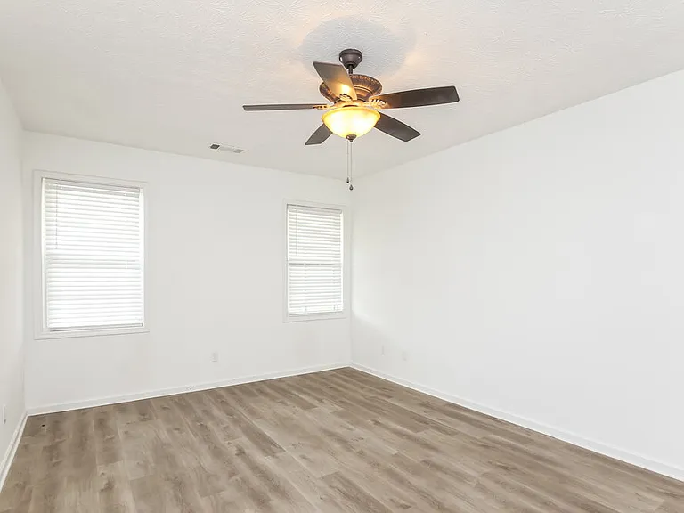 610 Clairidge Ln — Photo 9