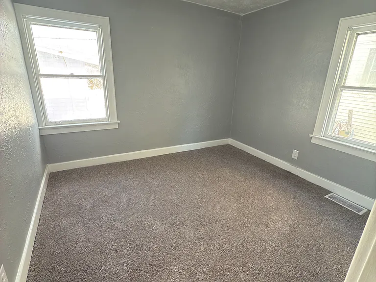 337 Van Buren Ave #1 — Photo 8