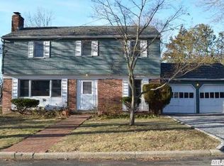 3 Lone Oak Ct, Centerport, NY 11721