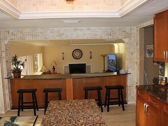 Kitchen breakfast bar