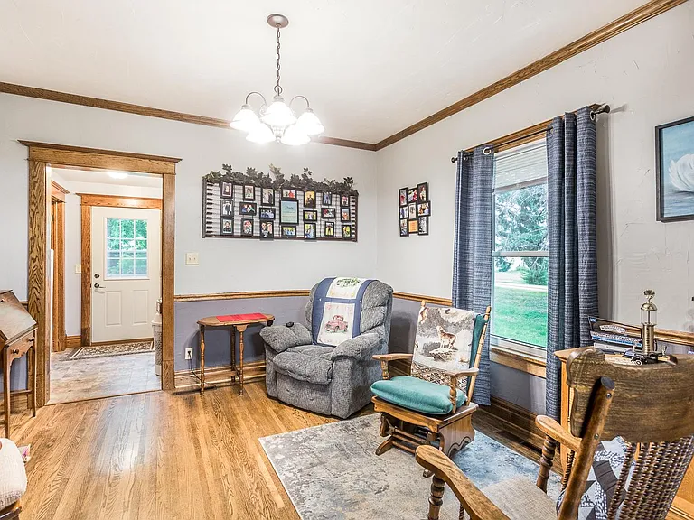 417 Valley Dr — Photo 3