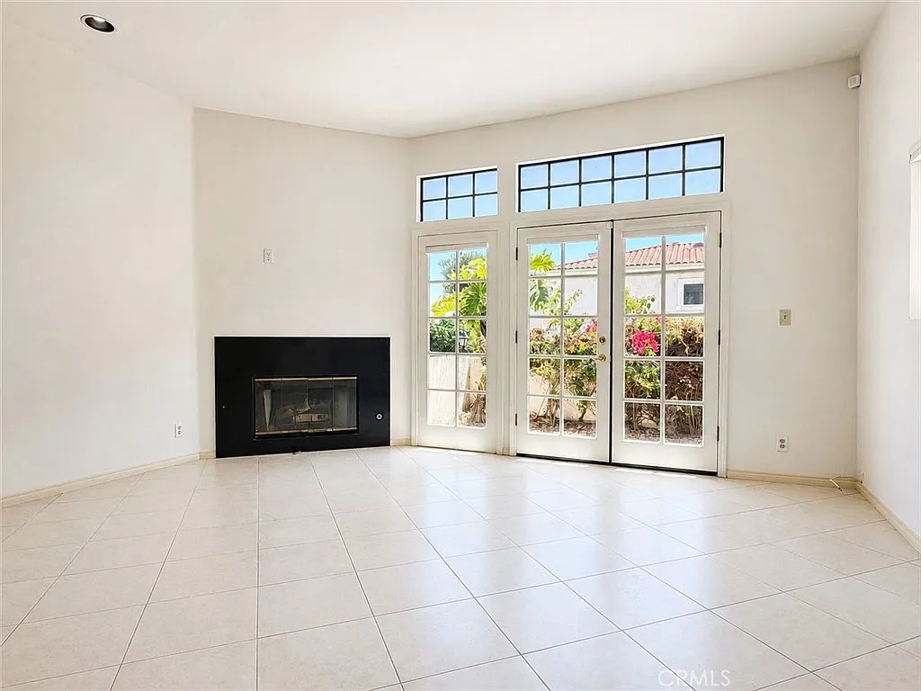 3 bed, 2.5 bath, 2105 sqft, $4,950 — Photo 2