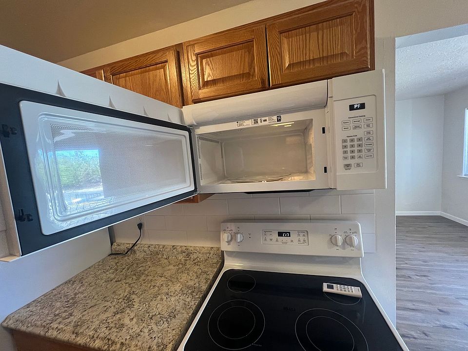 1st image of 915 Alvarado Dr SE APT 5